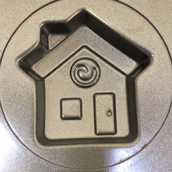 $10 or 3/$20 Holiday Christmas Themed Cookie or Treat Pan by Wilton - Picture 4 of 8